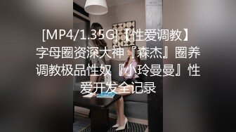 高颜值美女边看A片忍不住流水不止太有感觉了，湿淋淋的阴户三根手指撑满小穴，一库一库白浆被不断扣弄出来!